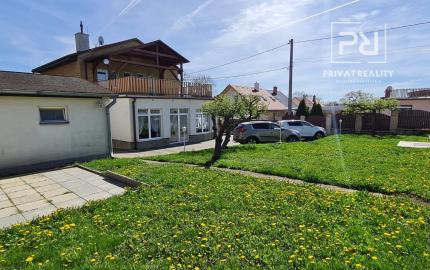 Ponúkame na predaj Veľký rodinný dom s pozemkom o rozlohe 940 m2 ktorý sa nachádza v pokojnej a tichej časti Myjavy .