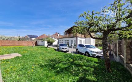 Ponúkame na predaj Veľký rodinný dom s pozemkom o rozlohe 940 m2 ktorý sa nachádza v pokojnej a tichej časti Myjavy .