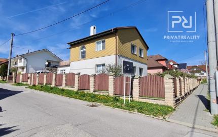 Ponúkame na predaj Veľký rodinný dom s pozemkom o rozlohe 940 m2 ktorý sa nachádza v pokojnej a tichej časti Myjavy .