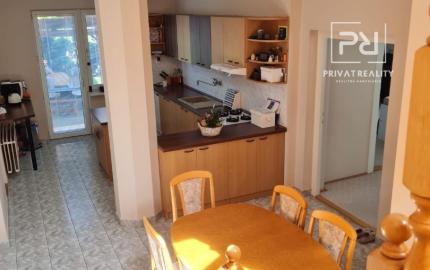 Ponúkame na predaj Veľký rodinný dom s pozemkom o rozlohe 940 m2 ktorý sa nachádza v pokojnej a tichej časti Myjavy .