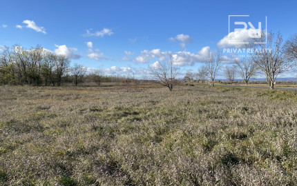 Ponúkam na predaj dve parcely v tesnej blízkosti jazera