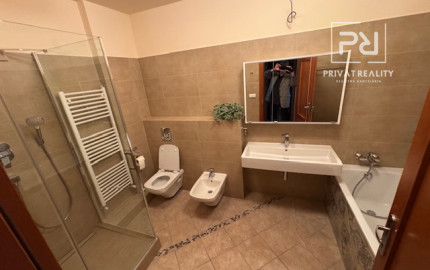 3 izb.,pôvodne 4 izbový byt Slávičie údolie s garážou.