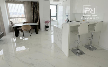 LUXUSNÝ PENTHOUSE S PANORAMATICKÝM VÝHĽADOM (23. p.)