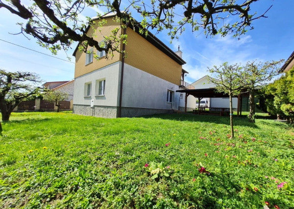 Ponúkame na predaj Veľký rodinný dom s pozemkom o rozlohe 940 m2 ktorý sa nachádza v pokojnej a tichej časti Myjavy .