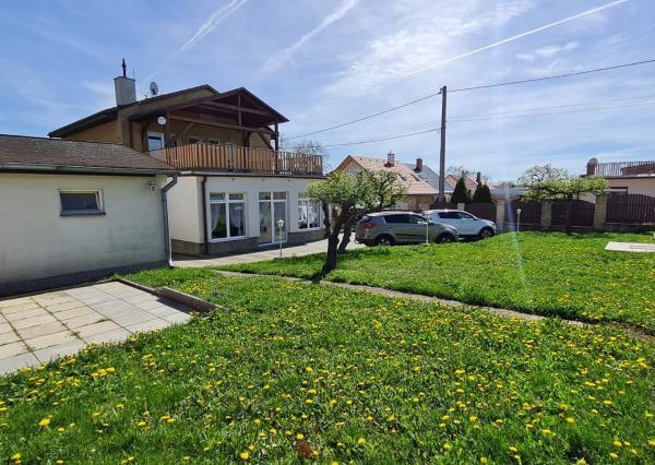 Ponúkame na predaj Veľký rodinný dom s pozemkom o rozlohe 940 m2 ktorý sa nachádza v pokojnej a tichej časti Myjavy .