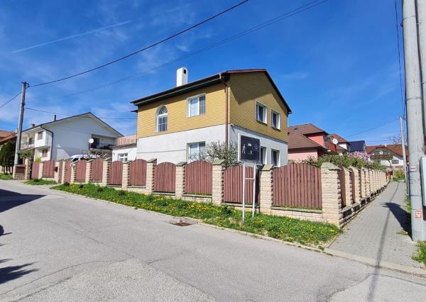 Ponúkame na predaj Veľký rodinný dom s pozemkom o rozlohe 940 m2 ktorý sa nachádza v pokojnej a tichej časti Myjavy .