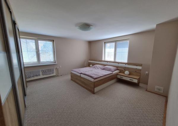 Ponúkame na predaj Veľký rodinný dom s pozemkom o rozlohe 940 m2 ktorý sa nachádza v pokojnej a tichej časti Myjavy .