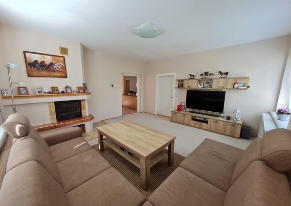 Ponúkame na predaj Veľký rodinný dom s pozemkom o rozlohe 940 m2 ktorý sa nachádza v pokojnej a tichej časti Myjavy .