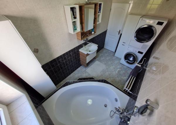 Ponúkame na predaj Veľký rodinný dom s pozemkom o rozlohe 940 m2 ktorý sa nachádza v pokojnej a tichej časti Myjavy .