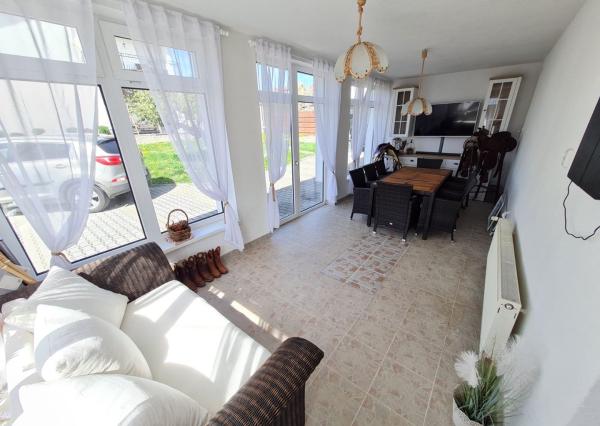 Ponúkame na predaj Veľký rodinný dom s pozemkom o rozlohe 940 m2 ktorý sa nachádza v pokojnej a tichej časti Myjavy .