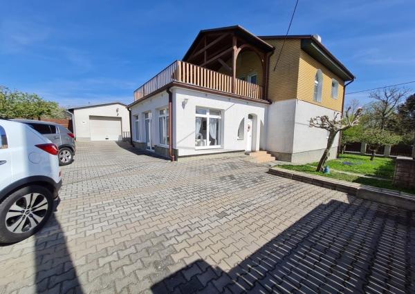 Ponúkame na predaj Veľký rodinný dom s pozemkom o rozlohe 940 m2 ktorý sa nachádza v pokojnej a tichej časti Myjavy .