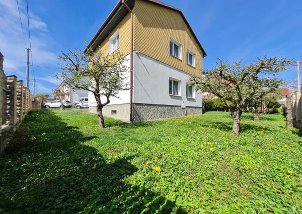 Ponúkame na predaj Veľký rodinný dom s pozemkom o rozlohe 940 m2 ktorý sa nachádza v pokojnej a tichej časti Myjavy .