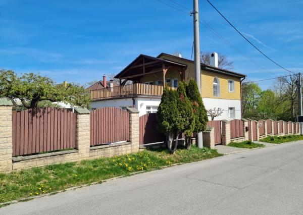 Ponúkame na predaj Veľký rodinný dom s pozemkom o rozlohe 940 m2 ktorý sa nachádza v pokojnej a tichej časti Myjavy .