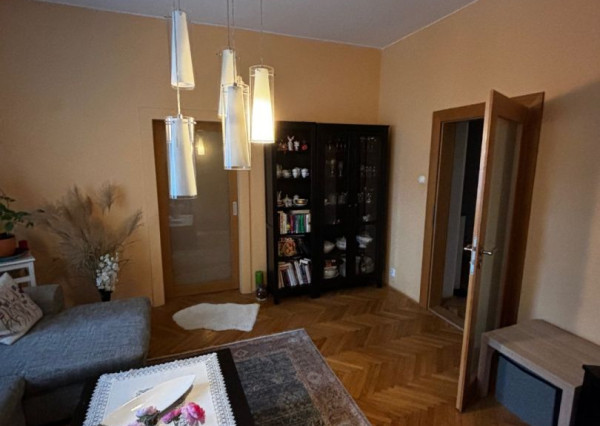 Predaj priestranný 3 izbový byt Bratislava-Ružinov, (časť Nivy) Oravská ul.