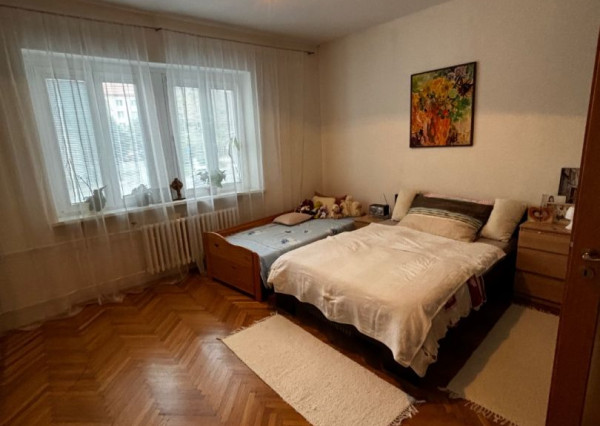Predaj priestranný 3 izbový byt Bratislava-Ružinov, (časť Nivy) Oravská ul.