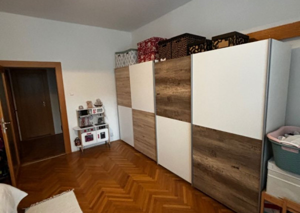 Predaj priestranný 3 izbový byt Bratislava-Ružinov, (časť Nivy) Oravská ul.