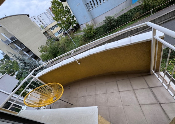 3 izb.,pôvodne 4 izbový byt Slávičie údolie s garážou.