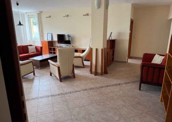 3 izb.,pôvodne 4 izbový byt Slávičie údolie s garážou.