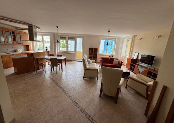 3 izb.,pôvodne 4 izbový byt Slávičie údolie s garážou.