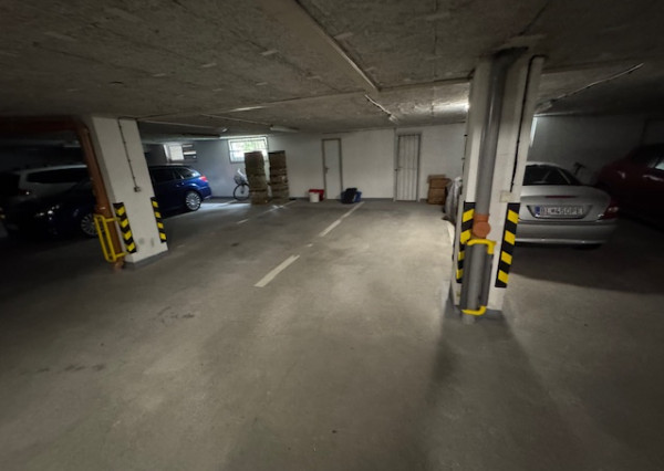 3 izb.,pôvodne 4 izbový byt Slávičie údolie s garážou.