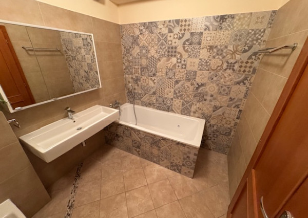 3 izb.,pôvodne 4 izbový byt Slávičie údolie s garážou.