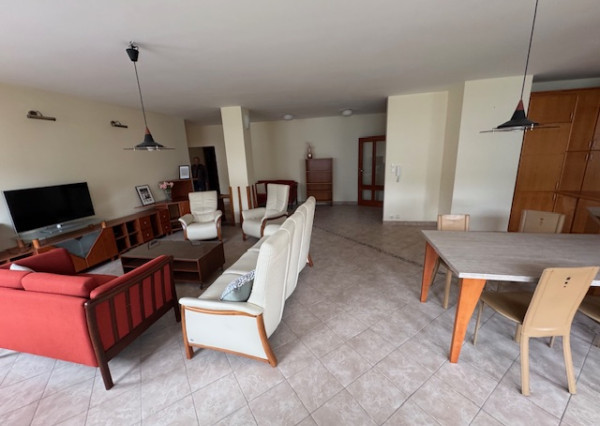 3 izb.,pôvodne 4 izbový byt Slávičie údolie s garážou.