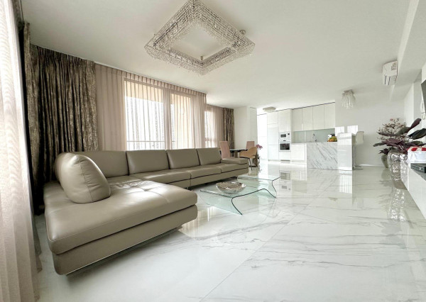 LUXUSNÝ PENTHOUSE S PANORAMATICKÝM VÝHĽADOM (23. p.)