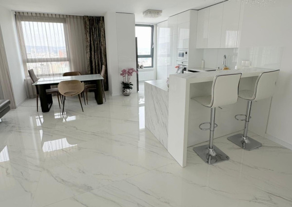 LUXUSNÝ PENTHOUSE S PANORAMATICKÝM VÝHĽADOM (23. p.)