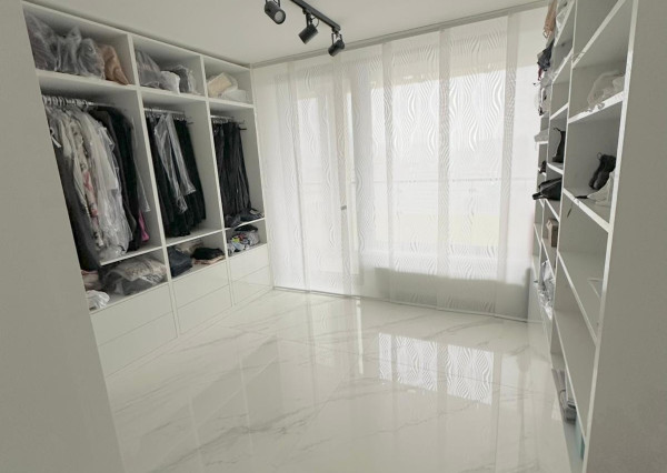 LUXUSNÝ PENTHOUSE S PANORAMATICKÝM VÝHĽADOM (23. p.)