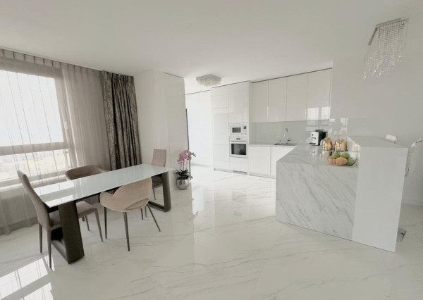 LUXUSNÝ PENTHOUSE S PANORAMATICKÝM VÝHĽADOM (23. p.)