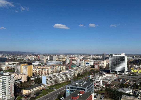 LUXUSNÝ PENTHOUSE S PANORAMATICKÝM VÝHĽADOM (23. p.)
