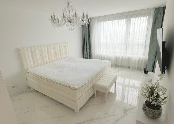 LUXUSNÝ PENTHOUSE S PANORAMATICKÝM VÝHĽADOM (23. p.)