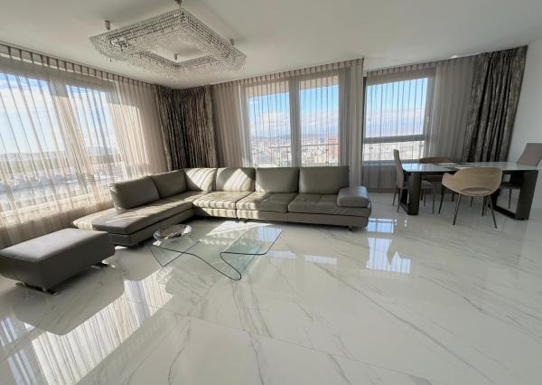 LUXUSNÝ PENTHOUSE S PANORAMATICKÝM VÝHĽADOM (23. p.)