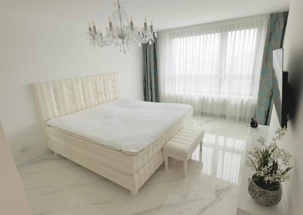 LUXUSNÝ PENTHOUSE S PANORAMATICKÝM VÝHĽADOM (23. p.)