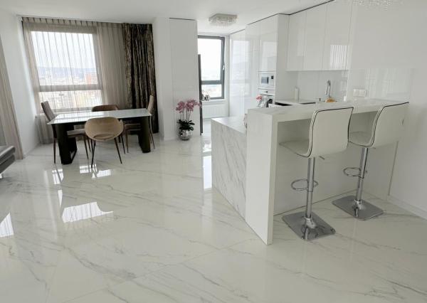 LUXUSNÝ PENTHOUSE S PANORAMATICKÝM VÝHĽADOM (23. p.)