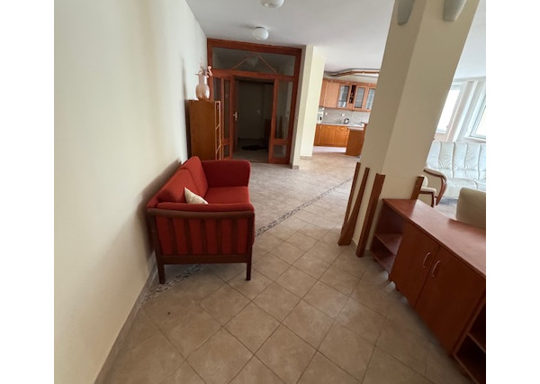 3 izb.,pôvodne 4 izbový byt Slávičie údolie s garážou.