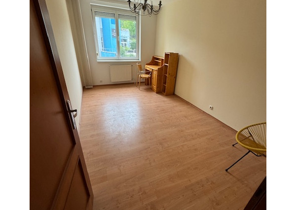 3 izb.,pôvodne 4 izbový byt Slávičie údolie s garážou.