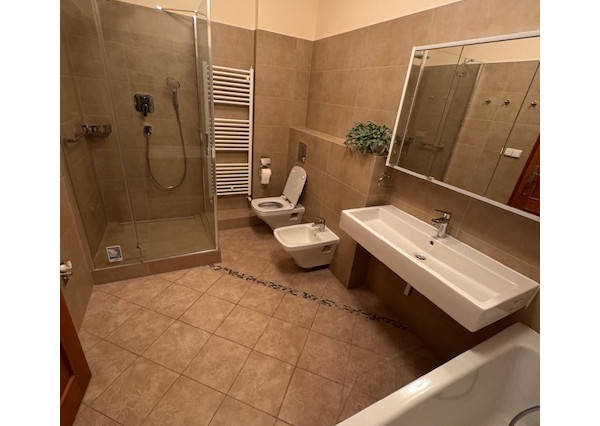 3 izb.,pôvodne 4 izbový byt Slávičie údolie s garážou.