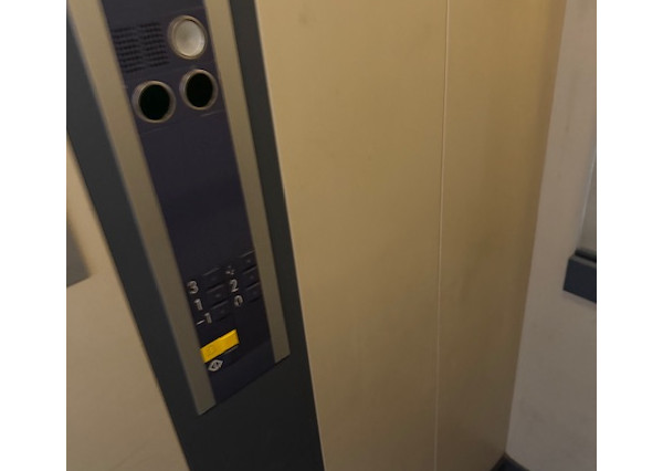 3 izb.,pôvodne 4 izbový byt Slávičie údolie s garážou.