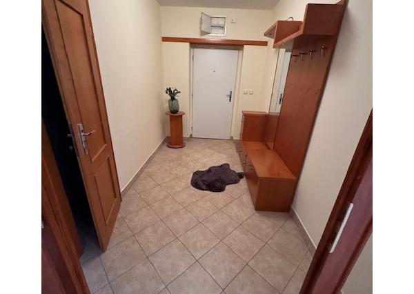 3 izb.,pôvodne 4 izbový byt Slávičie údolie s garážou.