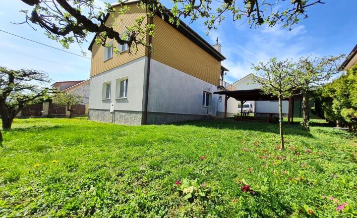 Ponúkame na predaj Veľký rodinný dom s pozemkom o rozlohe 940 m2 ktorý sa nachádza v pokojnej a tichej časti Myjavy . - fotografia 1