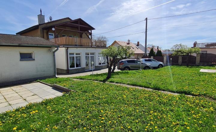 Ponúkame na predaj Veľký rodinný dom s pozemkom o rozlohe 940 m2 ktorý sa nachádza v pokojnej a tichej časti Myjavy . - fotografia 2