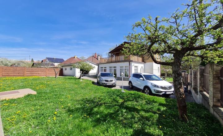Ponúkame na predaj Veľký rodinný dom s pozemkom o rozlohe 940 m2 ktorý sa nachádza v pokojnej a tichej časti Myjavy . - fotografia 3