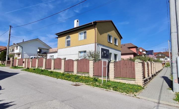 Ponúkame na predaj Veľký rodinný dom s pozemkom o rozlohe 940 m2 ktorý sa nachádza v pokojnej a tichej časti Myjavy . - fotografia 4