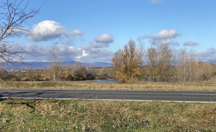 Ponúkam na predaj dve parcely v tesnej blízkosti jazera - fotografia 1
