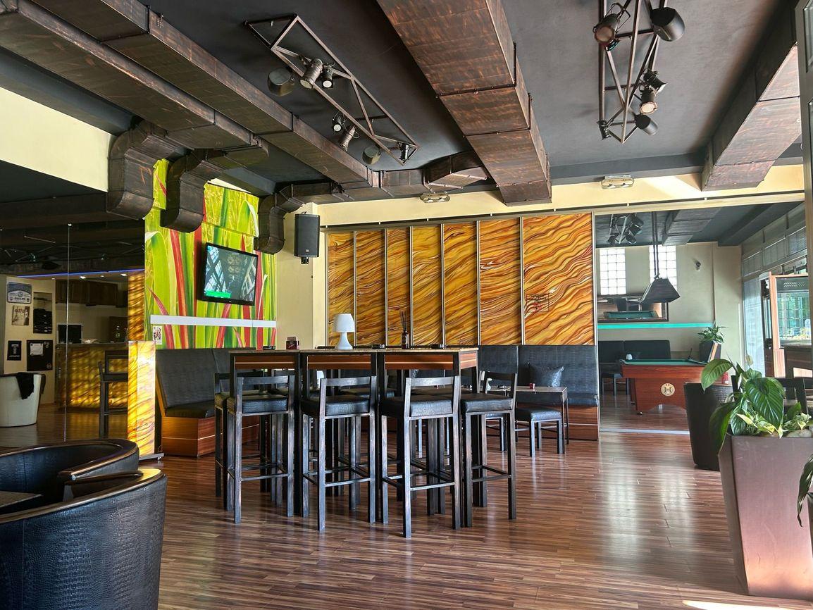 Na predaj obchodný priestor s presklením na terasu.