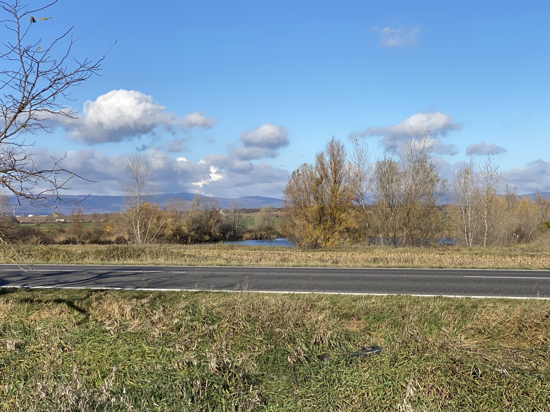 Ponúkam na predaj dve parcely v tesnej blízkosti jazera