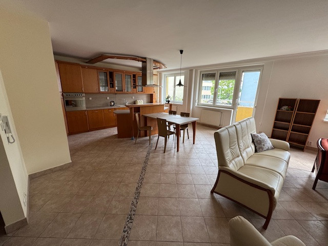 3 izb.,pôvodne 4 izbový byt Slávičie údolie s garážou.