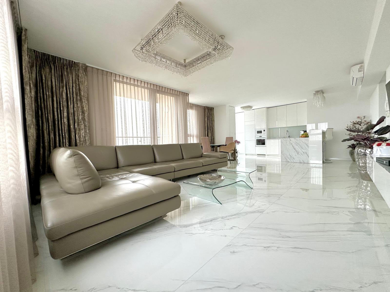 LUXUSNÝ PENTHOUSE S PANORAMATICKÝM VÝHĽADOM (23. p.)