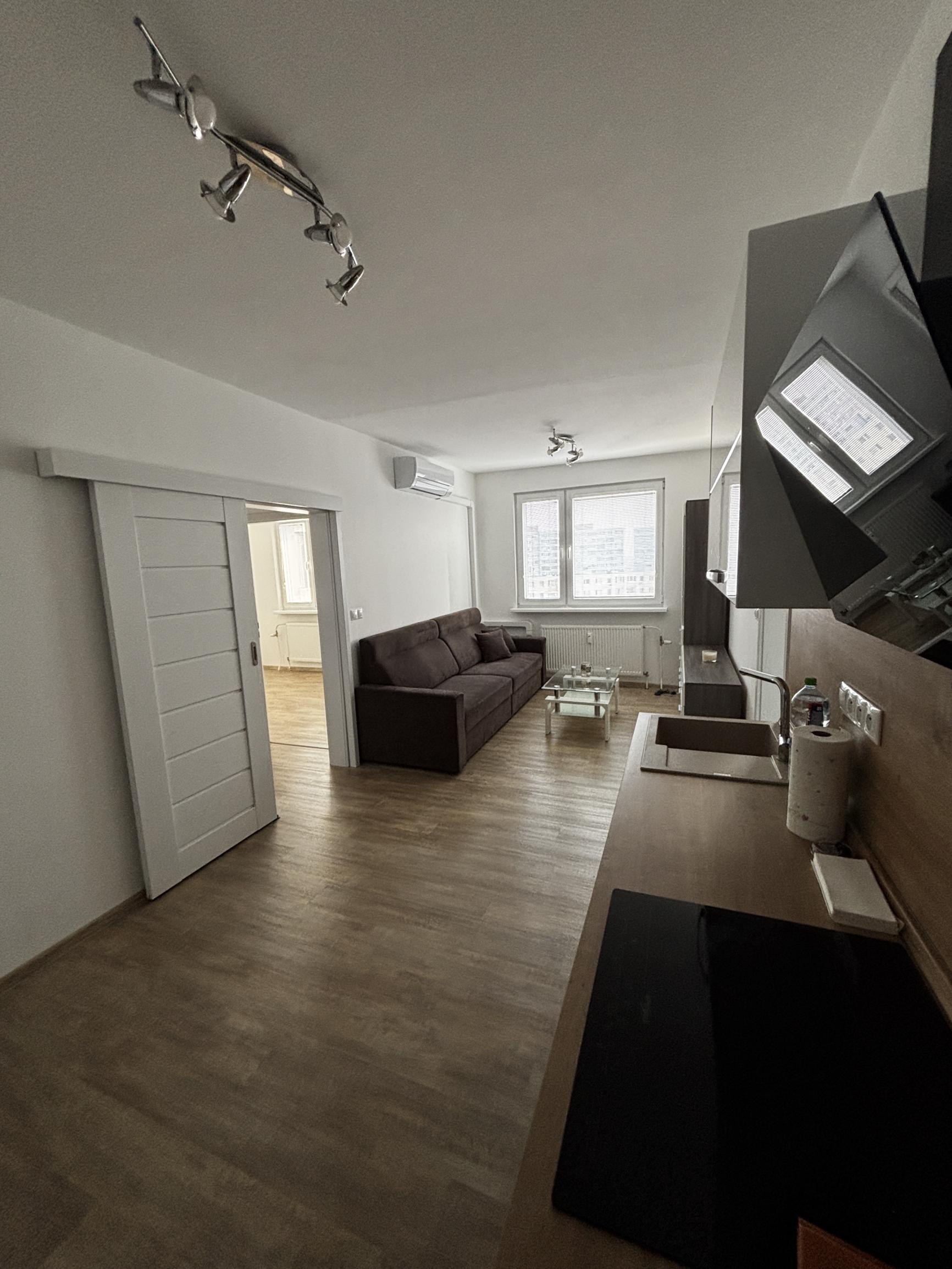 Kompletne zrekonštruovaný 4 izbový byt Lietavska ul.